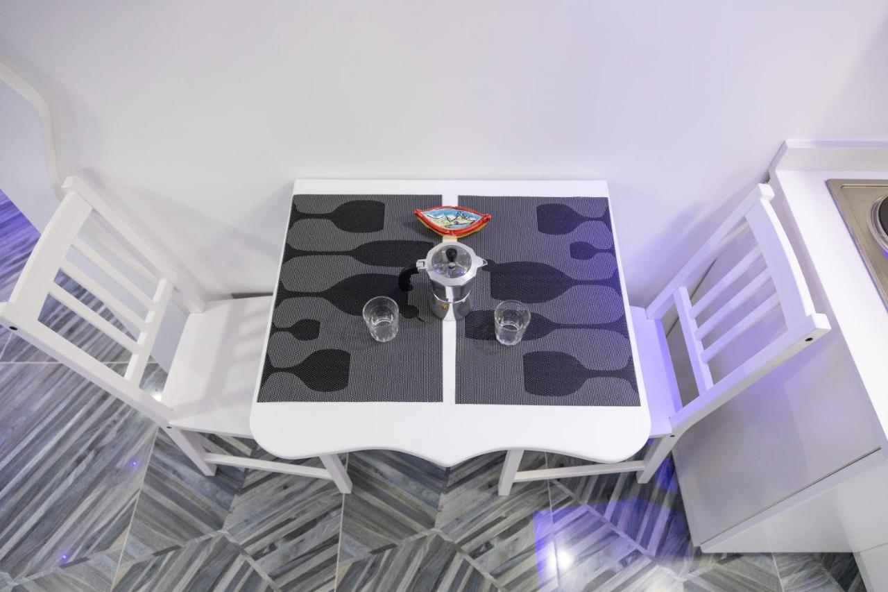 A Fenestrella E San Gregorio Armeno Apartment Naples Luaran gambar